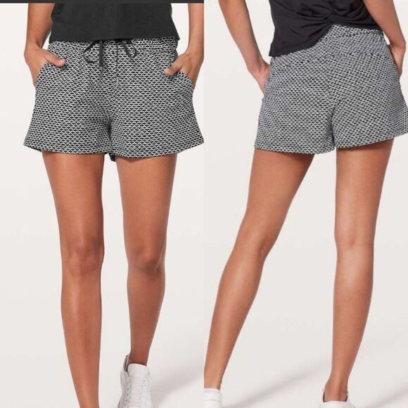 Lululemon Athletica On The Fly Shorts in Monochromatic Black Print - US Women’s - Picture 4 of 14